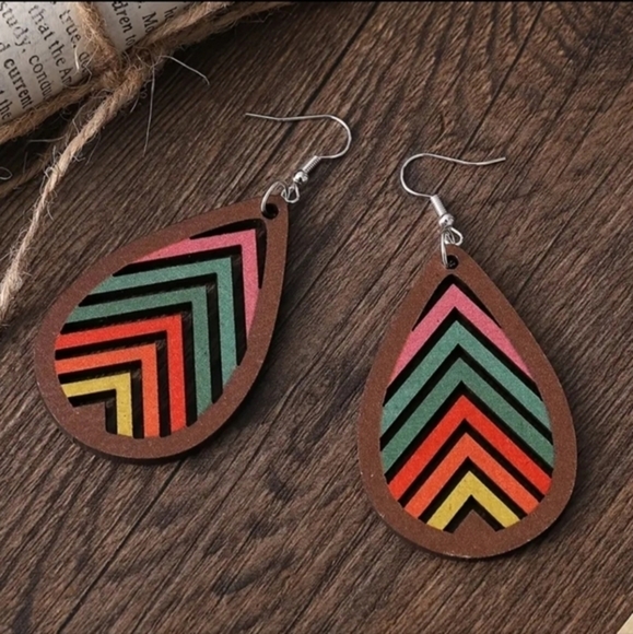 ✨️2 for $15✨️ NEW Women's Teardrop Striped‎ Chevron Wooden Boho Fashion Earrings - Picture 1 of 2